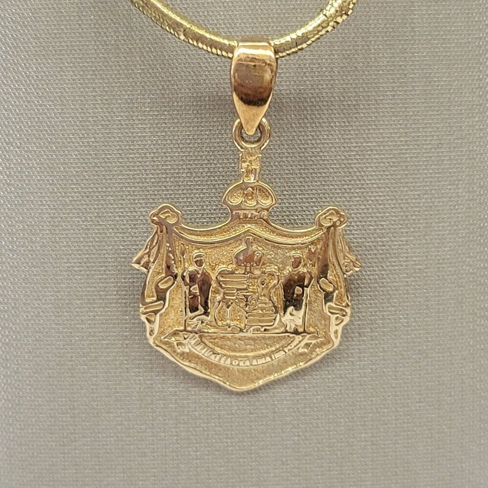 Hawaiian Coat of Arms Sheild Pendant - 14kt Yellow Gold